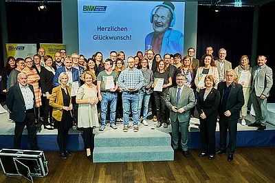 Gruppenfoto auf einer Bühne