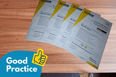 Auf einem Tisch liegen mehrere A4-große Bildungsprogramme des Bezirks Horn. Unten links in der Ecke befindet sich ein blauer Kreis mit einem Daumen-hoch-Symbol und dem Text "Good Practice"