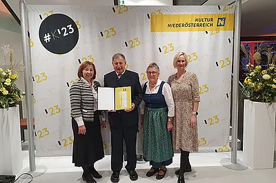 Sabine Neunteufl (stellvertretende Landesvorsitzende BHW Verein), Johann Pittl und Leopoldine Pittl, Therese Reinel (Geschäftsführerin BhW Niederösterreich GmbH) stehen als Gruppe zusammen. Johann Pittl präsentiert die Urkunde zum Kulturpreis.
