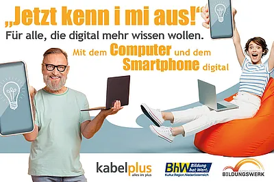 Links steht ein Mann mit Bart, er lacht und hält einen Laptop und eiN Smartphone in der Hand. Rechts sitzt eine junge Dame auf einem orangenen Sitzsack hat ebenfalls ein Smartphone in der Han dund einen Laptop am Schoß. Man kann die Schrift lesen: „Jetzt kenn i mi aus!“ Für alle, die digital mehr wissen wollen. Mit dem Computer und dem Smartphone digital