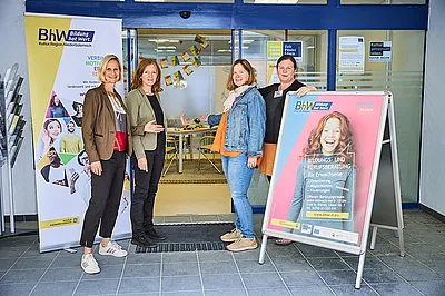 Gruppenbild vor dem Eingang des BhW Niederösterreich