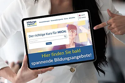 Auf dem Bild ist eine Frau dargestellt, die ein Tablet in ihrer rechten Hand hält. Ihre linke Hand weist mit dem Zeigefinger auf den Bildschirm des Tablets, auf dem die Oberfläche der Datenbank bildungsangebote.at und der Text „Hier finden Sie bald spannende Bildungsangebote“ zu sehen ist.