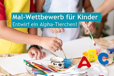 Man sieht Kinderhände die mit Pinseln malen, davor stehen Farben und liegen Stifte auf einem Tisch.