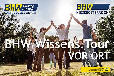Das Bild zeigt eine Gemeinschaft von Menschen, die im Kreis stehen und ihre Hände ineinander verschränkt halten.