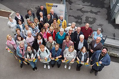 Eine Gruppe von 30 Personen wurde von oben fotografiert.