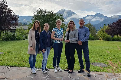 Das Bild zeigt das Team des BhW NÖ und die beiden Bildungsgemeinderäte/innen mit eindrucksvoller Bergkulisse im Hintergrund.