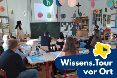 Eltern die in einer Schulklasse sitzen