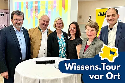 Das Bild zeigt die Referenten sowie weitere Akteurinnen und Akteure des Vortragsabends zum Thema Ende und Neubeginn.