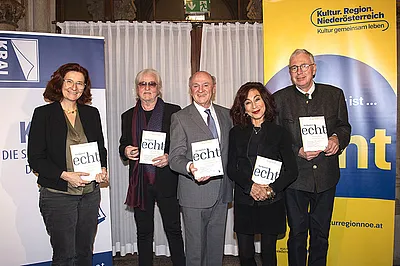Gruppenbild mit fünf Personen. Diese Personen halten je ein Buch in der Hand und zeigen das Titelcover in die Kamera.