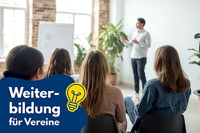 Mehrere Personen sitzen in einem Seminarraum und hören einem Mann zu, der vorne steht und etwas präsentiert. Im Vordergrund ist der Schriftzug „Weiterbildung für Vereine“ mit einem Glühbirnen-Symbol zu sehen.