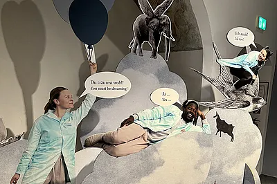 Das Bild zeigt einen Ausschnitt der Ausstellung „Träume… träumen“ auf der Schallaburg 2025.