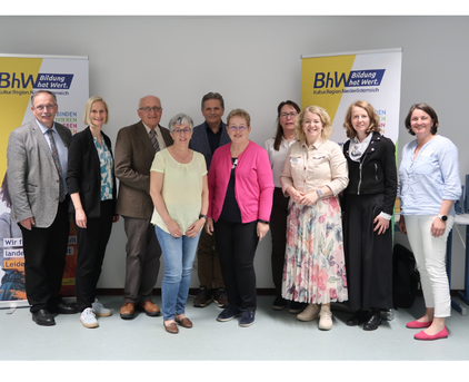 Gruppenfoto mit Roll ups vom BhW Niederöstereich im Hintergrund