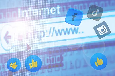 Im Hintergrund sieht man einen Ausschnit von einem Internet-Brower und im Vorderung die Symbole für diverse Social Media Kanäle.