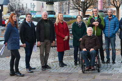 Gruppenbild mit Teilnehmerinnen und Teilnehmern bei der Gemeindebegehung in der Stadt Zwettl. Die Gemeindebegehung ist ein buchbares Angebot des Projektes BhW barrierefrei. 