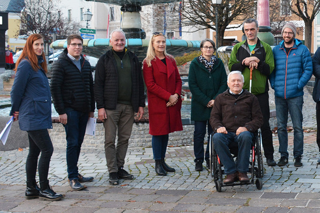Gruppenbild mit Teilnehmerinnen und Teilnehmern bei der Gemeindebegehung in der Stadt Zwettl. Die Gemeindebegehung ist ein buchbares Angebot des Projektes BhW barrierefrei.