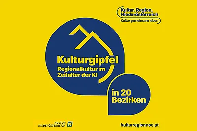 gelber Hintergrund, zwei blaue tropfenförmige Formen. In einem steht "Kulturgipfel - Regionalkultur im Zeitalter der KI". In der zweiten Form steht: "in 20 Bezirken"