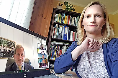 Geschäftsführerin Therese Reinel moderiert Diskussion mit EU-Kommissar und Ring-Präsident Dr. Johannes Hahn und Bildungsehrenamtlichen