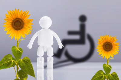 Eine weiße Figur mit einem schwarzen Rollstuhl-Piktogramm im Hintergrund. Daneben, zwei Sonnenblumen als Symbol für nicht sichtbare Behinderungen.