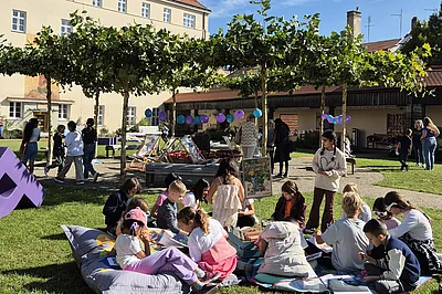 Lesende Kinder beim Riesen-Lesepicknick