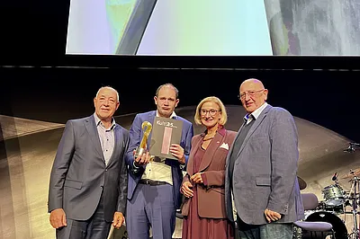 Franz Raab, Niklas Perzi, Landshauptfrau Johanna Mikl-Leitner und Gerhard Flossmann stehen auf einem Gruppenbild.