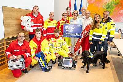 Gruppenbild mit Rotkreuz Mitarbeiter/innen und Landeshauptfrau Johanna Mikl-Leitner