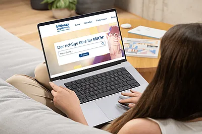 Das Bild zeigt eine Frau mit einem Laptop. Auf dem Bildschirm des Laptops ist die Startseite von www.bildungsangebote.at zu sehen, der neuen Bildungsdatenbank für Niederösterreich.