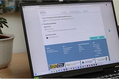 Laptop auf dem man sieht, wie eine Veranstaltung in der Bildungsdatenbank angelegt wird.