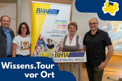 Museumskustos Hans-Peter Trimmel, Horns Kulturstadträtin Barbara Stark, BHW-Obfrau Margit Pichler und Referent Dir. Gottfried Gusenbauer stehen vor einem BhW Roll-Up und einer Präsentation vom Karikaturmuseum Krems zu sehen.