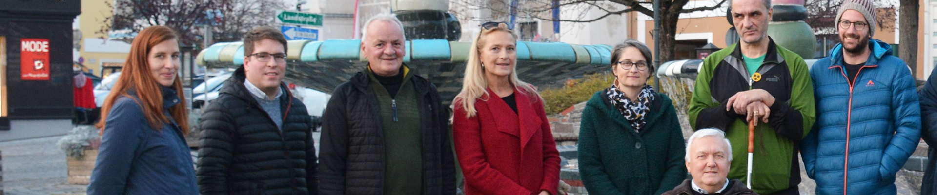Gruppenbild mit Teilnehmerinnen und Teilnehmern bei der Gemeindebegehung in der Stadt Zwettl. Die Gemeindebegehung ist ein buchbares Angebot des Projektes BhW barrierefrei.